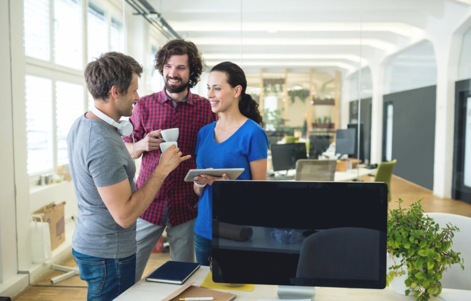 Espacio de práctica de yoga con elementos naturales y luz suave